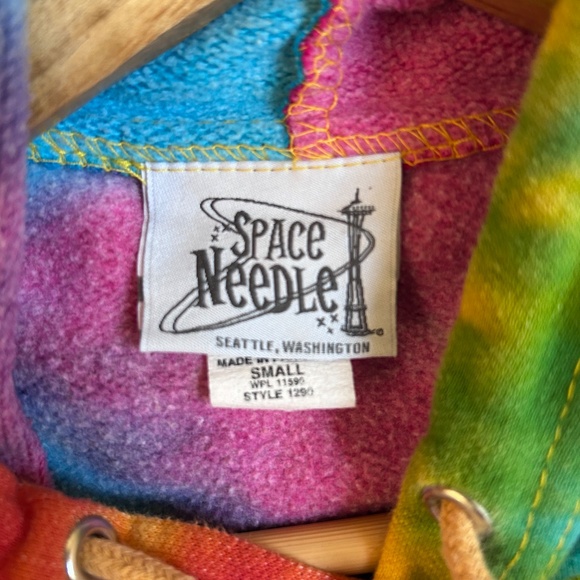 Vintage 90's style Tie Dye Seattle Space Needle Hoodie Sweatshirt - Picture 2 of 5